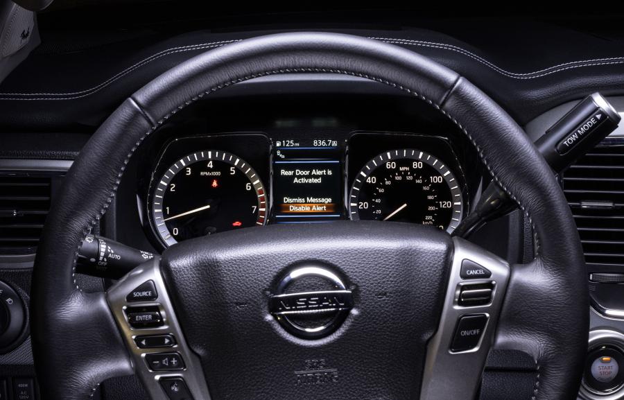 Панель приборов Nissan Titan PRO-4X Crew Cab 2018 года  (фото 10 из 14)